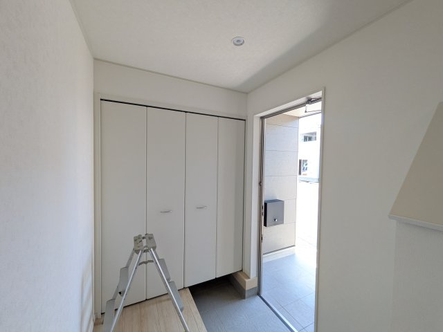 つくばみらい市小絹　第4　新築戸建て　4号棟の玄関|家族全員の靴がスッキリ片付く大容量シューズボックス完備。お客様を気持ちよく迎えられる、明るく清潔感あふれる玄関です。