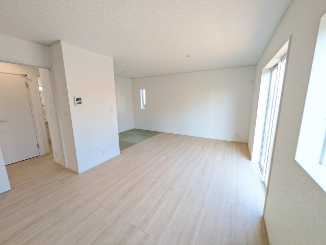 つくばみらい市小絹　第4　新築戸建て　4号棟の居間・リビング|家族の会話が自然と弾む、広々としたゆとりのLDK。南西向きの窓からたっぷりの光が射し込む明るく快適な空間です。