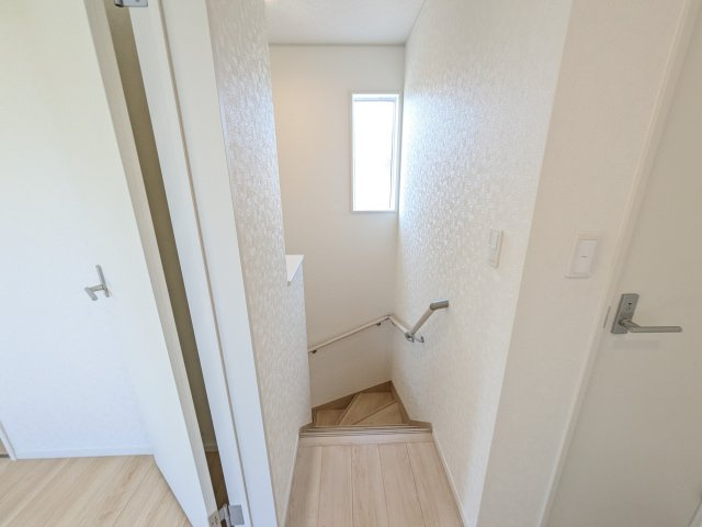 つくばみらい市小絹　第4　新築戸建て　4号棟の内装|窓付きで明るい階段は、手すり付きでお子様からご年配の方まで安心して上り下りができます♪