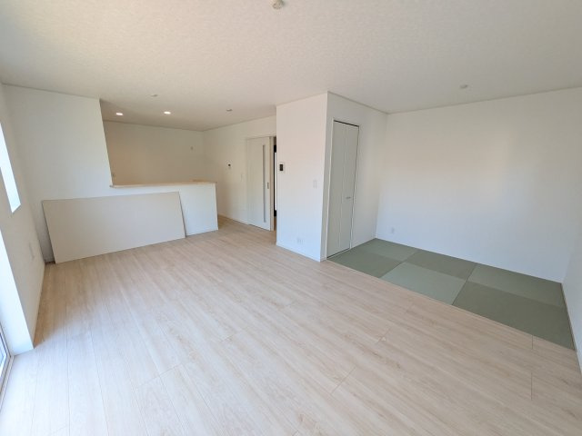 つくばみらい市小絹　第4　新築戸建て　4号棟の居間・リビング|居心地の良いデザインと機能性を両立。ご友人を招いたり、趣味を楽しんだり、様々なシーンで活躍する団らんの中心地です。