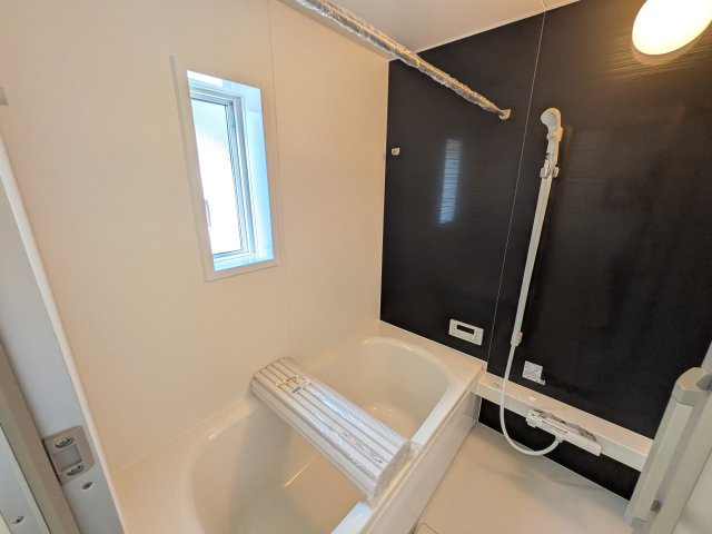 つくばみらい市小絹　第4　新築戸建て　4号棟の浴室|1坪タイプのゆったりとしたバスルームは浴室暖房換気乾燥機付きで、どんな季節でも快適なバスタイムを満喫出来ます♪ 窓付きで明るく開放的なところも良いですね！