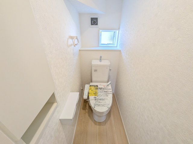 つくばみらい市小絹　第4　新築戸建て　4号棟のトイレ|少ない水でもパワフルに洗浄する節水設計。清潔さと機能性を両立させた、毎日気持ち良く使えるトイレ空間です。