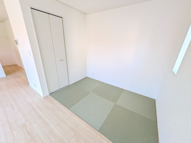 つくばみらい市小絹　第4　新築戸建て　4号棟の洋室|陽当たりの良い明るい洋室。
お子様の成長に合わせて、学習部屋や趣味の部屋など、多目的にフレキシブルに活用できます。