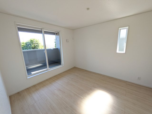 つくばみらい市小絹　第4　新築戸建て　4号棟の洋室|バルコニーに面した明るい２面採光で、毎朝爽やかな光を感じられます。