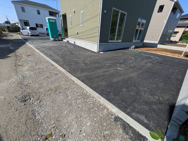 つくばみらい市小絹　第4　新築戸建て　5号棟の駐車場|駐車2台可能で、出し入れしやすいゆとりのカースペース。
月々の駐車場代が不要な点も大きな魅力です。