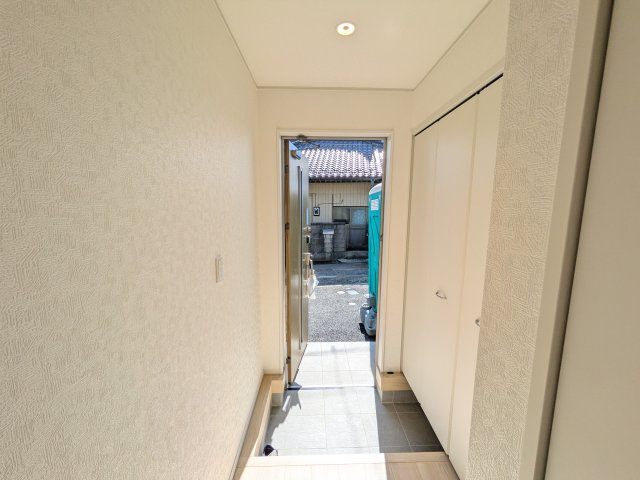 つくばみらい市小絹　第4　新築戸建て　5号棟の玄関|家族全員の靴がスッキリ片付く大容量シューズボックス完備。お客様を気持ちよく迎えられる、明るく清潔感あふれる玄関です。