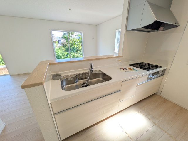 つくばみらい市小絹　第4　新築戸建て　5号棟のキッチン|対面式カウンターでリビングとの一体感を演出。使いやすい動線と豊富な収納で、毎日の料理時間も快適に過ごせます。