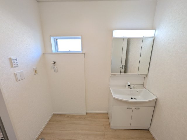 つくばみらい市小絹　第4　新築戸建て　5号棟の独立洗面台|三面鏡の洗面化粧台はミラー扉の内側がすべて収納スペースになっており、収納力も魅力的です♪
ボックスティッシュも収納可能で、可変トレイは収納物に応じて高さ調整ができます！
取り外して洗えるので清潔です♪