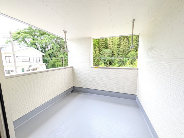 第1　美浦村土屋　新築戸建てのバルコニー|広々としたワイドバルコニーは、日当たり良好で毎日の洗濯物干しに最適です。