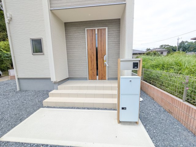 第1　美浦村土屋　新築戸建ての玄関|お洒落な玄関ドアと洗練された外壁デザイン。家の顔にふさわしい上質な佇まいで、ご家族やお客様を迎えます。