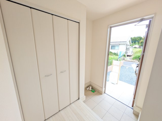 第1　美浦村土屋　新築戸建ての玄関|家族全員の靴がスッキリ片付く大容量シューズボックス完備。
お客様を気持ちよく迎えられる、明るく清潔感あふれる玄関です。