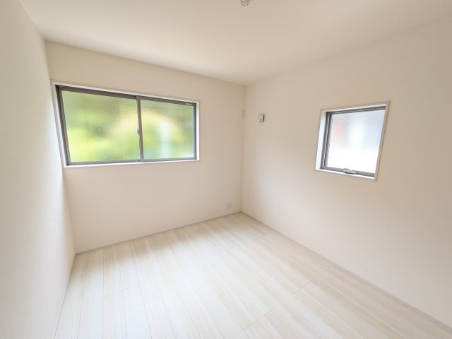 第1　美浦村土屋　新築戸建ての洋室|たっぷり収納と明るい窓で、片付けも気持ち良くできる洋室。
お子様の「自分の部屋が欲しい」という夢を叶えます。