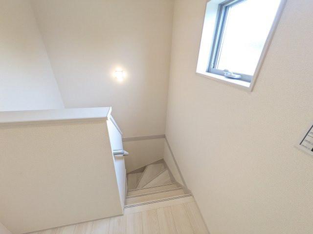 第1　美浦村土屋　新築戸建ての内装|窓付きで明るい階段は、手すり付きでお子様からご年配の方まで安心して上り下りができます♪
