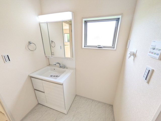 第1　美浦村土屋　新築戸建ての独立洗面台|三面鏡の洗面化粧台はミラー扉の内側がすべて収納スペースになっており、収納力も魅力的です♪
ボックスティッシュも収納可能で、可変トレイは収納物に応じて高さ調整ができます！
取り外して洗えるので清潔です♪