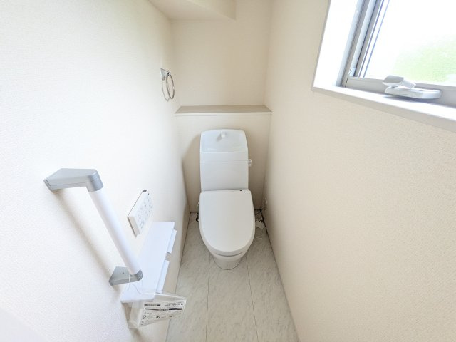 第1　美浦村土屋　新築戸建てのトイレ|窓付きで明るく白を基調とした清潔感のあるトイレは温水洗浄便座付きです♪
