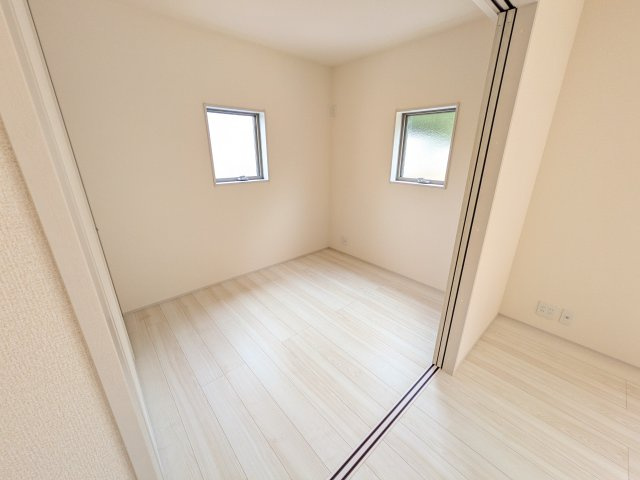 第1　美浦村土屋　新築戸建ての洋室|リビングと繋がる多目的スペース。引き戸を開ければ広々LDK、閉じれば客間や書斎、お子様の遊び場に早変わりします。