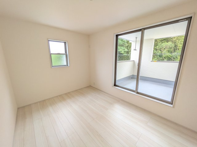 第1　美浦村土屋　新築戸建ての洋室|たっぷりの陽光と心地よい風が入る２面採光。
毎朝、爽やかな目覚めをサポートする、快適なベッドルームです。