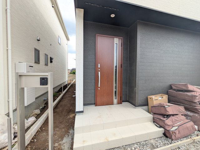 取手野々井　第1期　新築戸建て　1号棟の玄関|玄関ドアはカードキーで開閉も楽々♪
スマホでの開錠と施錠も可能です！
玄関上部には人感センサー付きのダウンライトがあるので、夜間の帰宅時に自動で点灯してくれます♪
防犯対策面にも一役買ってくれます！