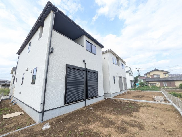 取手野々井　第1期　新築戸建て　1号棟の外観|現地完成済で建物も駐車場やお庭も全てご覧いただけます。ご自身の目で街並みや敷地の広さ、陽当たりをご確認ください。