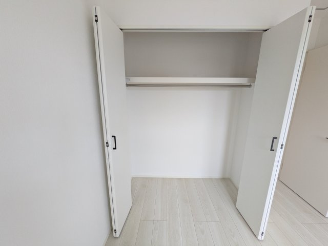 取手野々井　第1期　新築戸建て　2号棟の収納|パイプ棚付きで奥行きもある大容量のクローゼットです♪