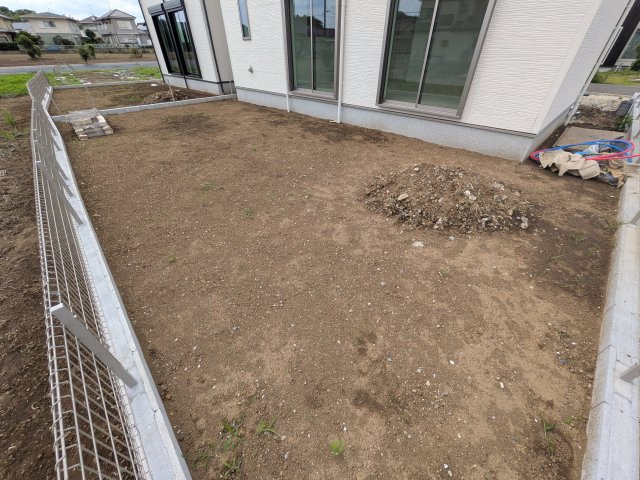 取手野々井　第1期　新築戸建て　2号棟の庭|リビングに明るい光を届ける南庭。
お子様の遊び場やペットのスペースとしても最適です。
室内外で心地よい暮らしが叶います。