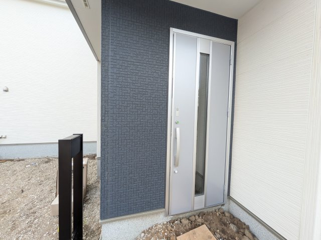 取手野々井　第1期　新築戸建て　2号棟の玄関|玄関ドアはカードキーで開閉も楽々♪
スマホでの開錠と施錠も可能です！
玄関上部には人感センサー付きのダウンライトがあるので、夜間の帰宅時に自動で点灯してくれます♪
防犯対策面にも一役買ってくれます！