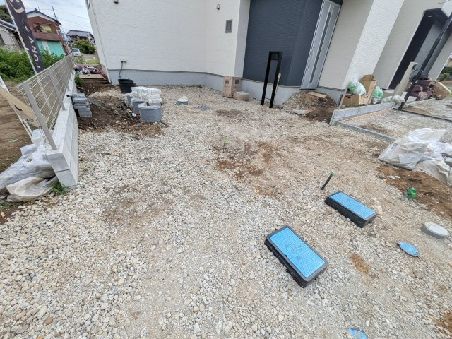 取手野々井　第1期　新築戸建て　2号棟の前面道路含む現地写真|現地完成済で建物も駐車場やお庭も全てご覧いただけます。ご自身の目で街並みや敷地の広さ、陽当たりをご確認ください。