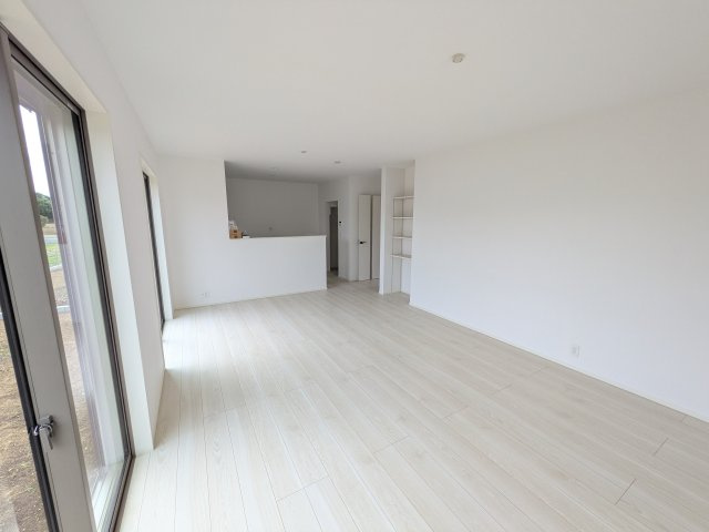 取手野々井　第1期　新築戸建て　2号棟の居間・リビング|家族の会話が自然と弾む、広々としたゆとりのLDK。南向きの窓からたっぷりの光が射し込む明るく快適な空間です。