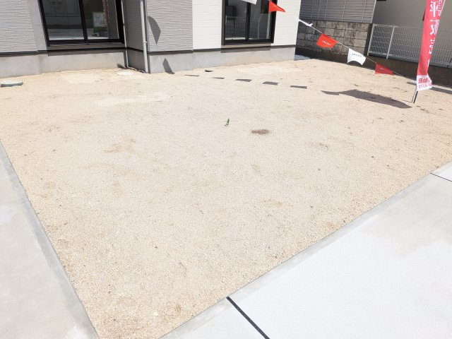龍ケ崎市松葉　5期　新築戸建ての庭|リビングに明るい光を届ける広々とした南庭。
お子様の遊び場やペットのスペースとしても最適です。
室内外で心地よい暮らしが叶います。