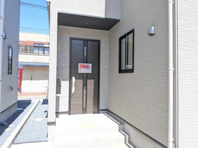 龍ケ崎市松葉　5期　新築戸建ての玄関|お洒落な玄関ドアと洗練された外壁デザイン。家の顔にふさわしい上質な佇まいで、ご家族やお客様を迎えます。