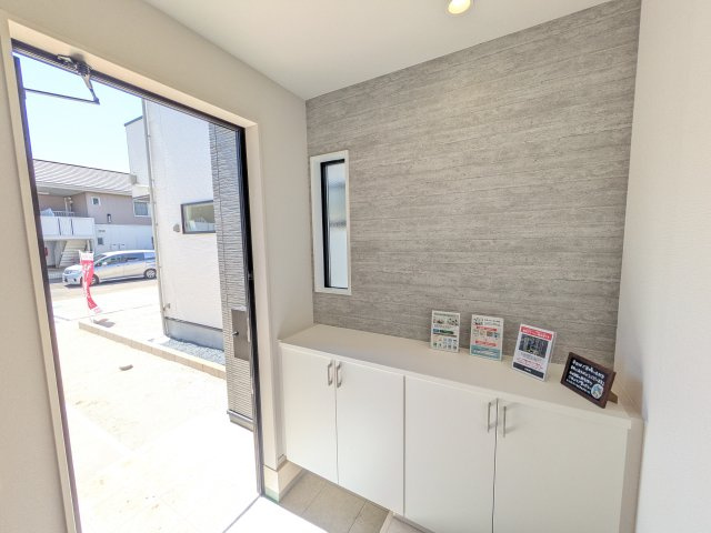 龍ケ崎市松葉　5期　新築戸建ての玄関|家族全員の靴がスッキリ片付く大容量シューズボックス完備。
お客様を気持ちよく迎えられる、明るく清潔感あふれる玄関です。