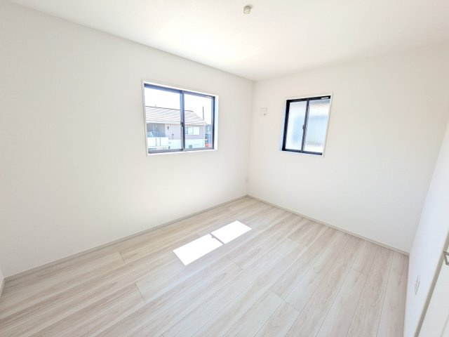 龍ケ崎市松葉　5期　新築戸建ての洋室|たっぷり収納と明るい窓で、片付けも気持ち良くできる洋室。
お子様の「自分の部屋が欲しい」という夢を叶えます。