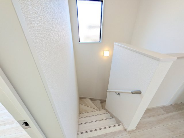 龍ケ崎市松葉　5期　新築戸建ての内装|窓付きで明るい階段は、手すり付きでお子様からご年配の方まで安心して上り下りができます♪