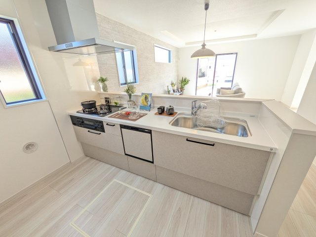 龍ケ崎市松葉　5期　新築戸建てのキッチン|料理がもっと楽しくなる広々としたワークトップ。お手入れしやすい素材を採用し、日々の掃除もラクラクこなせます。
