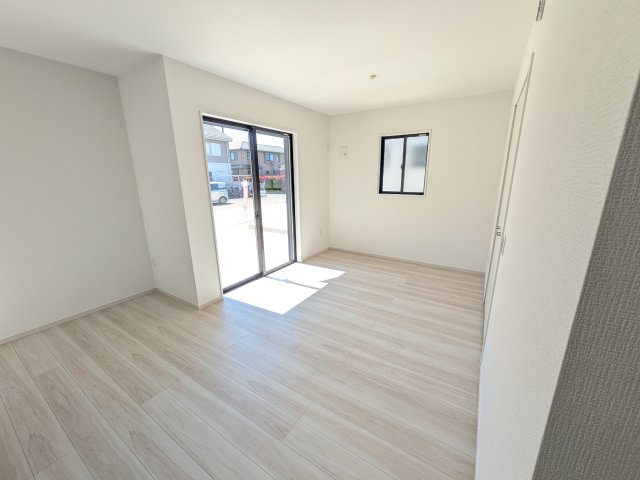 龍ケ崎市松葉　5期　新築戸建ての洋室|リビングと繋がる多目的スペース。引き戸を開ければ広々LDK、閉じれば客間や書斎、お子様の遊び場に早変わりします。日当たりも良好です♪