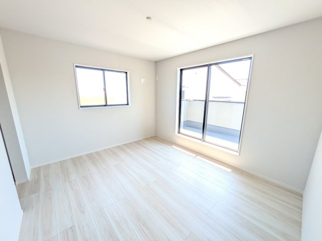 龍ケ崎市松葉　5期　新築戸建ての洋室|バルコニーに面した２面採光で明るく開放的な洋室です。
デザイン性の高いアクセントクロスで、落ち着いた雰囲気を演出。収納力たっぷりのWIC完備で、室内をすっきりと保てます♪