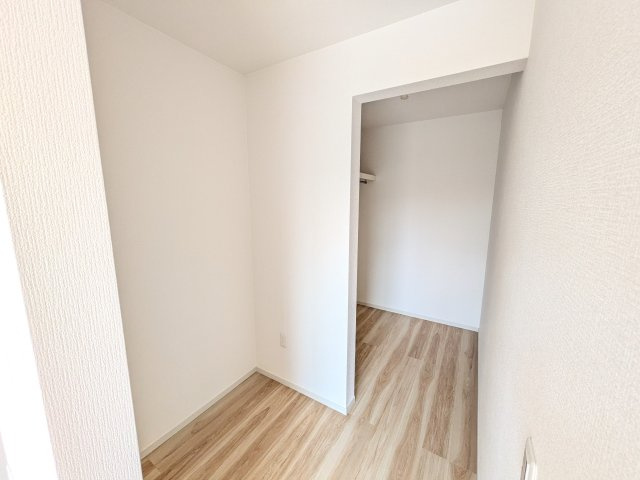 取手市井野台　5期　新築戸建て　1号棟の収納|大容量のウォークインクローゼット。衣類はもちろん、スーツケースや季節の家電もまとめて収納でき、居室空間をすっきりと保ちます。