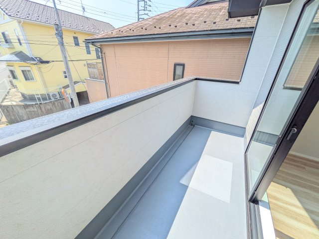 取手市井野台　5期　新築戸建て　1号棟のバルコニー|洗濯物も布団もまとめて干せるワイド設計。
広々としたワイドバルコニーで、家事の効率が上がり、日々の暮らしが快適になります。