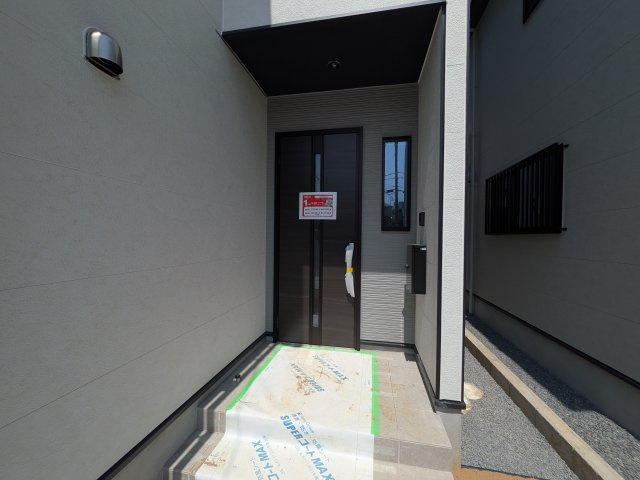 取手市井野台　5期　新築戸建て　1号棟の玄関|お洒落な玄関ドアと洗練された外壁デザイン。家の顔にふさわしい上質な佇まいで、ご家族やお客様を迎えます。