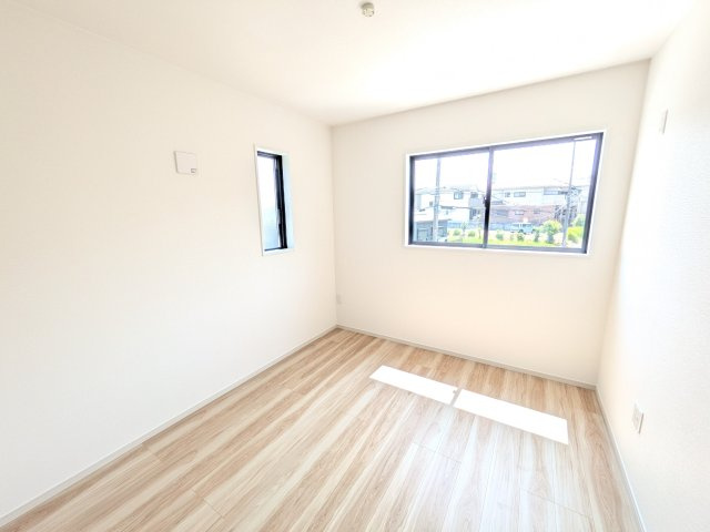 取手市井野台　5期　新築戸建て　1号棟の洋室|たっぷり収納と明るい窓で、片付けも気持ち良くできる洋室。
お子様の「自分の部屋が欲しい」という夢を叶えます。
