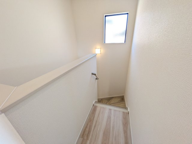取手市井野台　5期　新築戸建て　1号棟の内装|窓付きで明るい階段は、手すり付きでお子様からご年配の方まで安心して上り下りができます♪