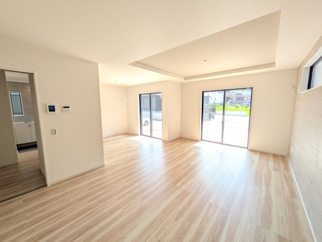 取手市井野台　5期　新築戸建て　1号棟の居間・リビング|家族の会話が自然と弾む、広々としたゆとりのLDK。南向きの窓からたっぷりの光が射し込む明るく快適な空間です。