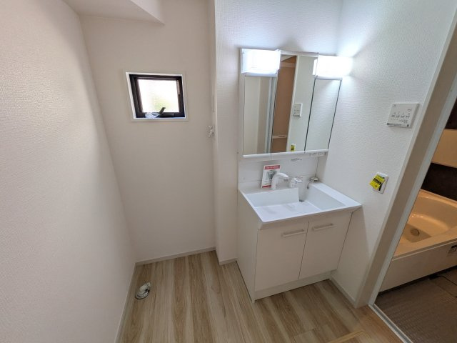 取手市井野台　5期　新築戸建て　1号棟の独立洗面台|三面鏡の洗面化粧台はミラー扉の内側がすべて収納スペースになっており、収納力も魅力的です♪
ボックスティッシュも収納可能で、可変トレイは収納物に応じて高さ調整ができます！
取り外して洗えるので清潔です♪