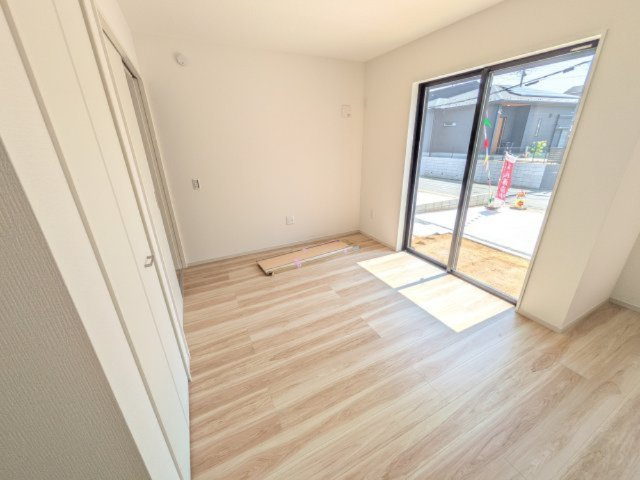 取手市井野台　5期　新築戸建て　1号棟の洋室|リビングと繋がる多目的スペース。
日当たりも良好です♪