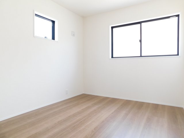 津島市立込町２丁目の新築一戸建の洋室|◇２階洋室◇　　明るい洋室５．４帖　全居室収納完備！　