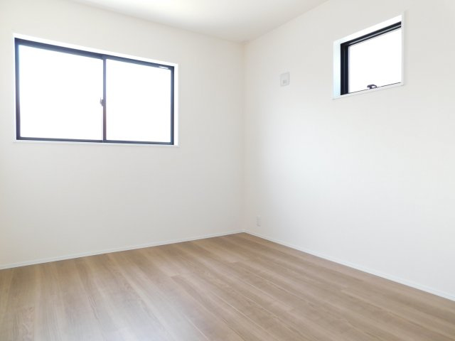 津島市立込町２丁目の新築一戸建の洋室|◇２階洋室◇　　南面で明るい洋室５．４帖　全居室収納完備！