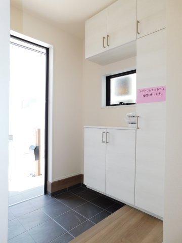 津島市立込町２丁目の新築一戸建の玄関|◇玄関収納◇　　玄関がスッキリ片付く大容量収納♪　アウトドア用品などが片付くホール収納も完備です♪