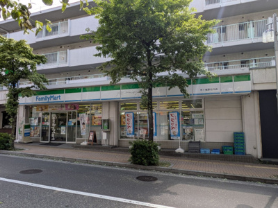 ファミリーマート 市ヶ尾駅北口店まで180ｍ