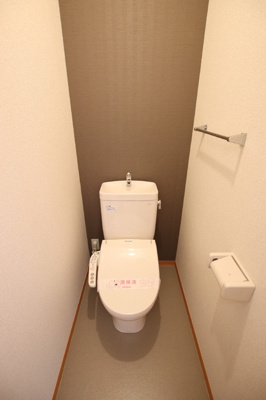 洗浄、暖房機能付きのトイレ