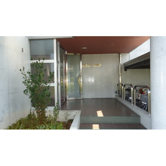 岐阜市萱場南１丁目のアパートのエントランス